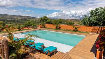 Piscina externa, espreguiçadeiras