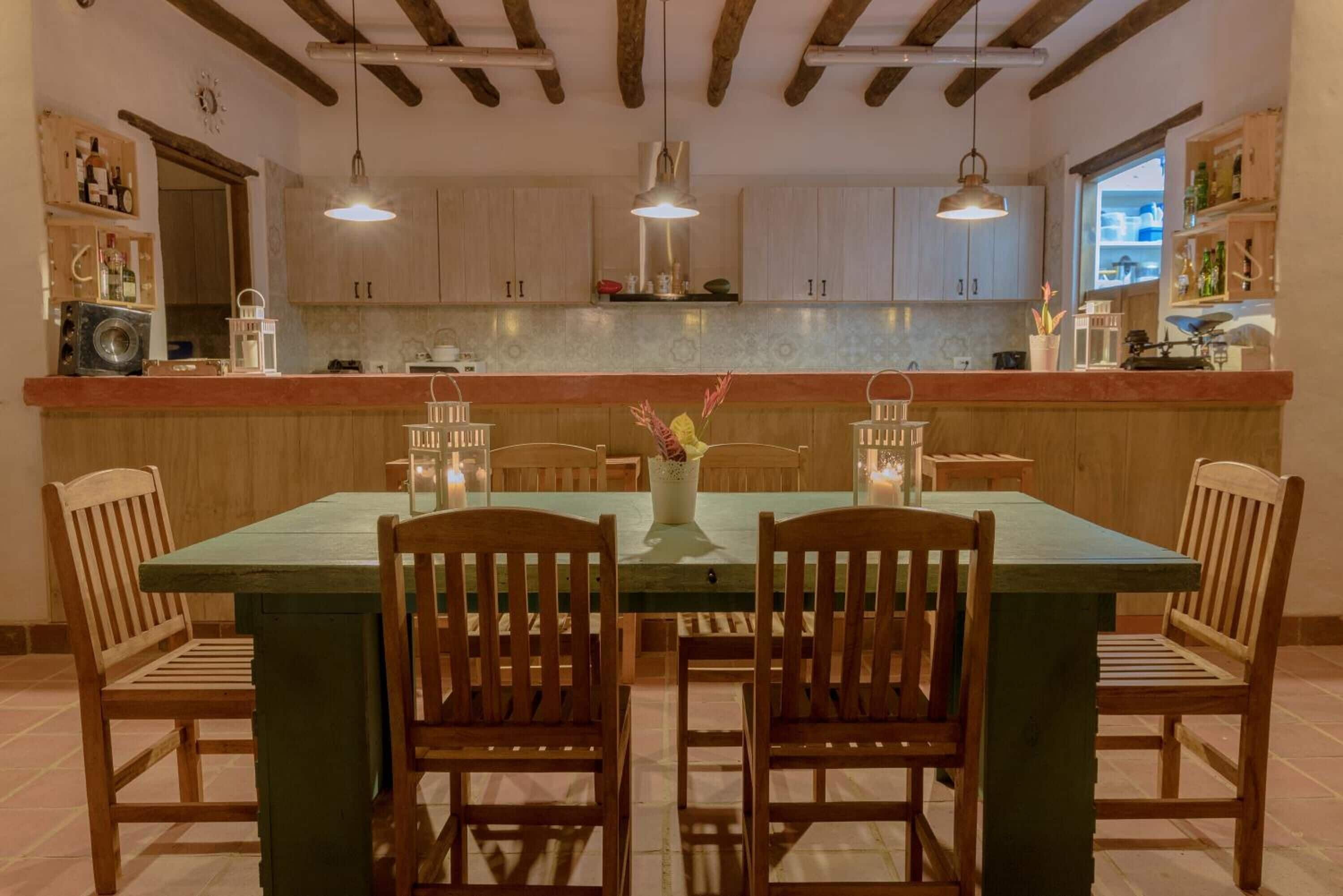 breakfast, lunch and dinner served