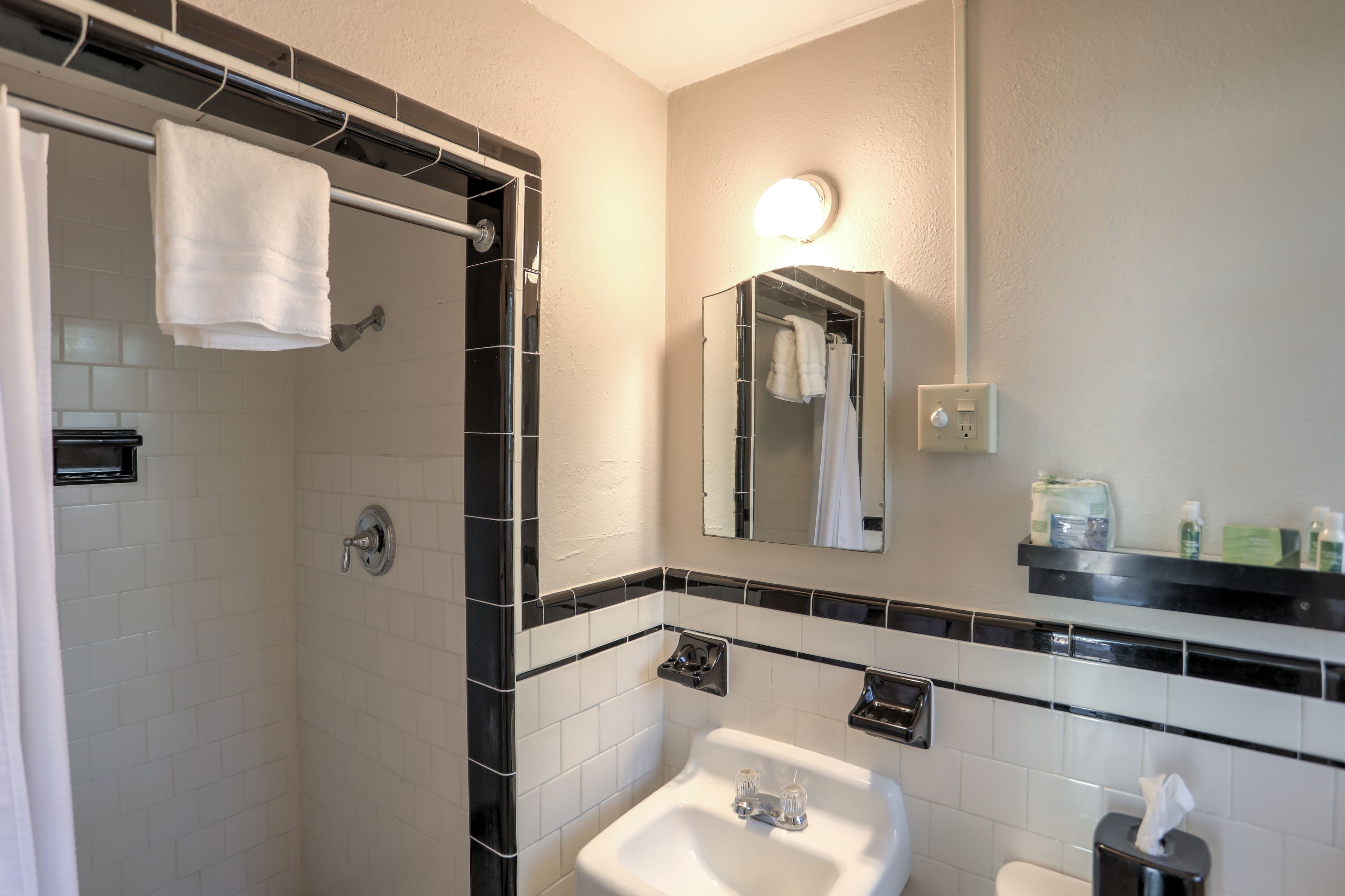 standard room, 1 bedroom, refrigerator | bathroom | shower, free toiletries, towels