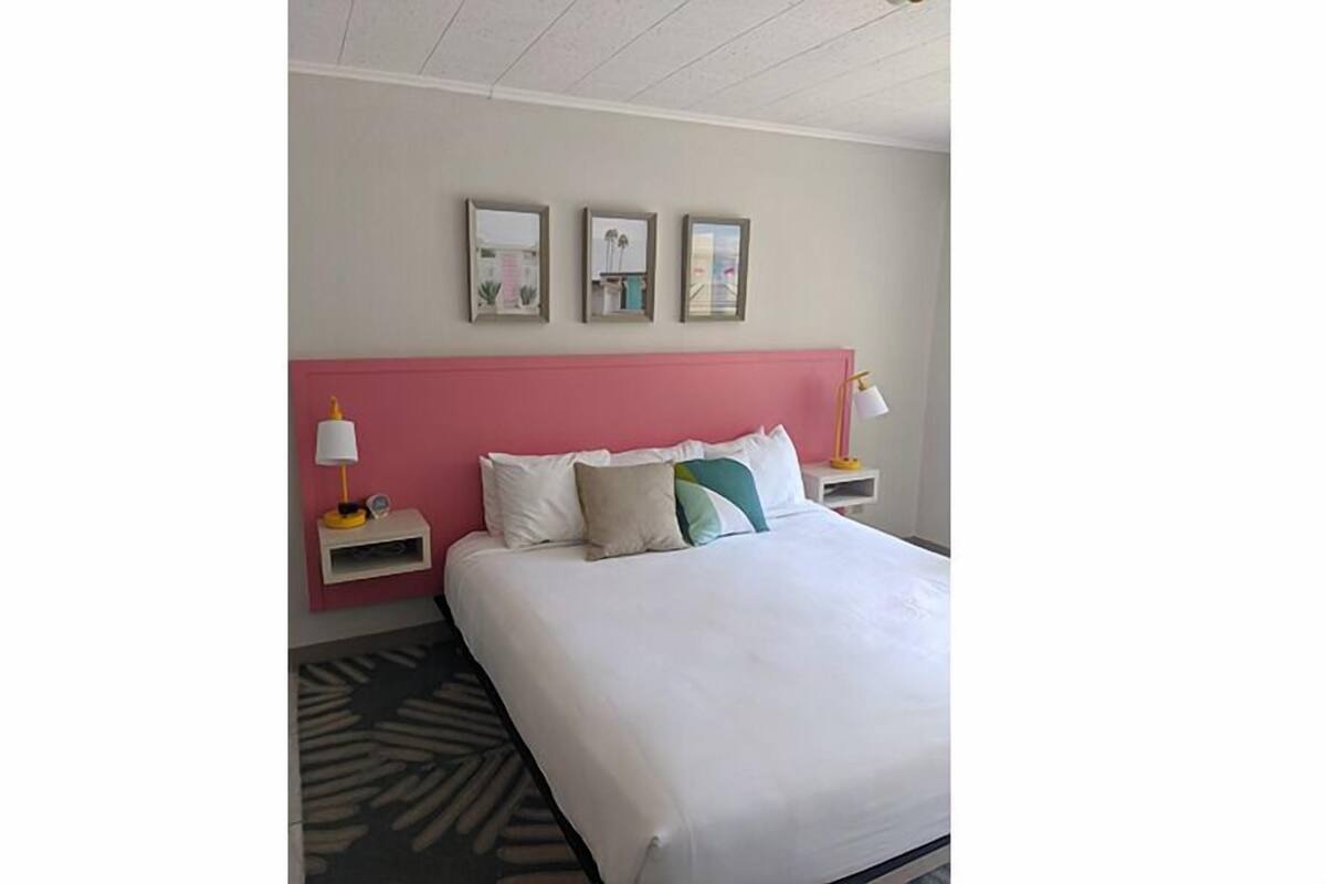 Suite, mesra pergerakan, Pool View | Peti besi dalam bilik, seterika/papan seterika, Wi-fi percuma 