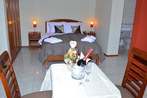 Iron/ironing board, rollaway beds, free WiFi