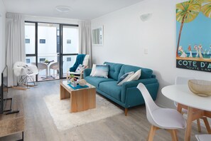 Leilighet – panorama, 2 soverom, strandutsikt, ved stranden | Oppholdsrom | Flatskjerm-TV