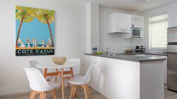 Panoramic Apartment, 2 Bedrooms, Beach View, Beachside | Dapur peribadi | Peti sejuk, ketuhar gelombang mikro, ketuhar, dapur