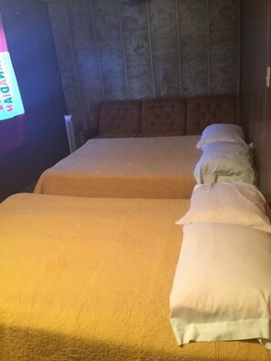Habitación doble, 2 camas matrimoniales | Wifi gratis 