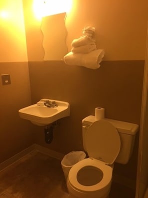 Combined shower/tub, free toiletries