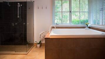 House, 2 Bedrooms | Bathroom | Separate tub and shower, free toiletries, towels
