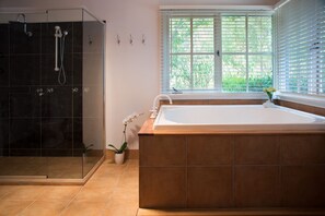 House, 2 Bedrooms | Bathroom | Separate tub and shower, free toiletries, towels