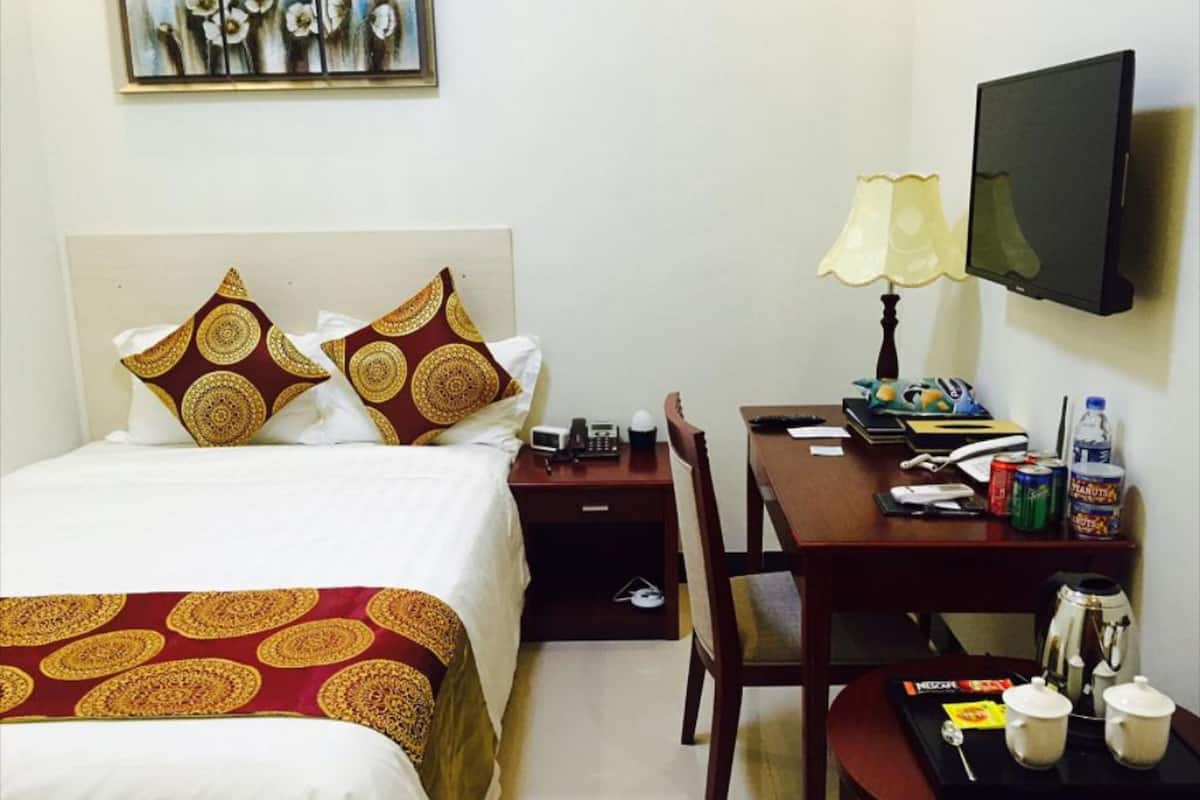 Kamar Single | Seprai premium, minibar, brankas, dan meja kerja