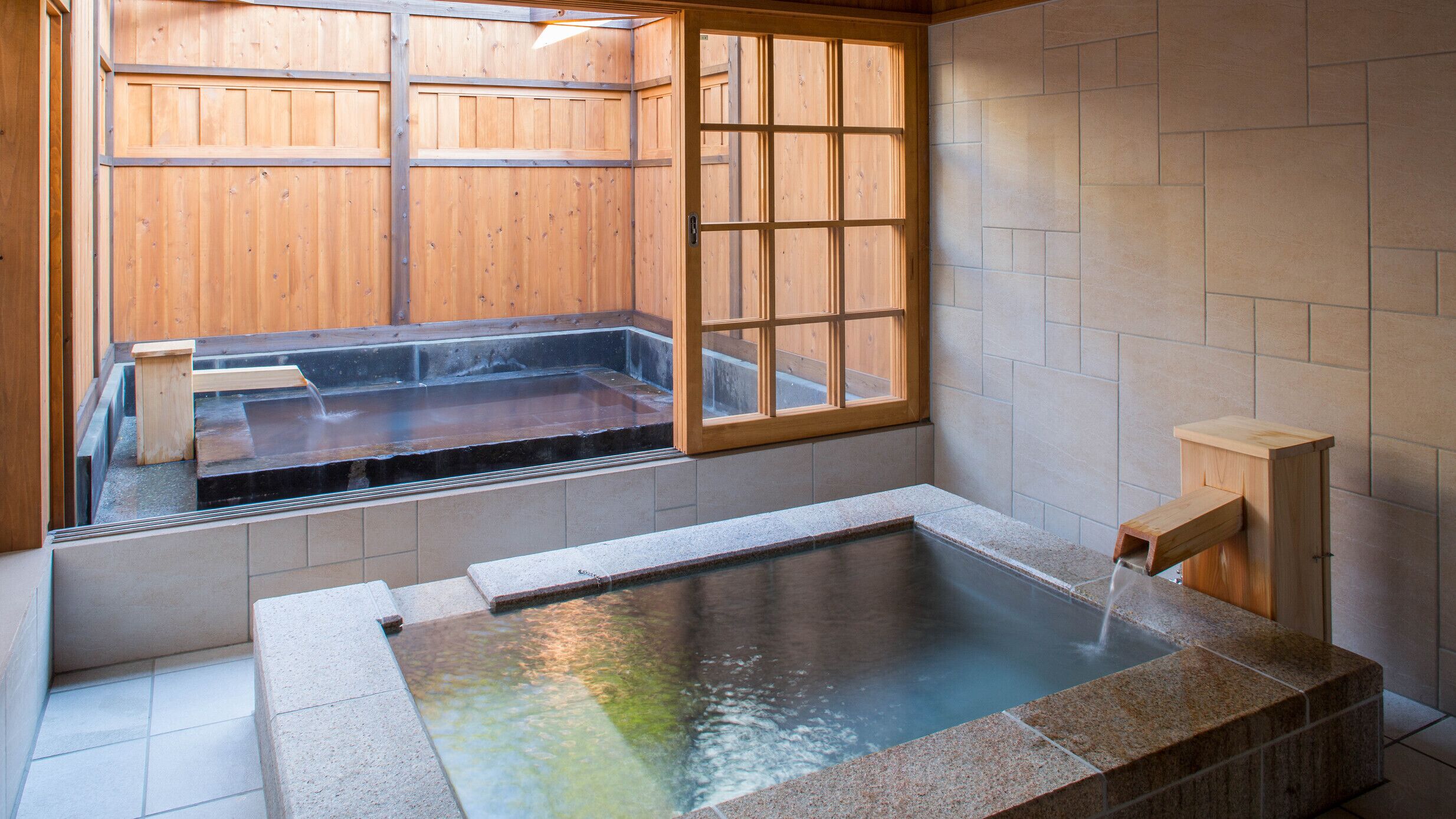 Ein Thermalbad mit Holzfenster und Kacheln.