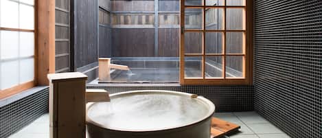 트윈룸 (with a private open air bath, TypeB2) | 욕실 | 별도의 욕조 및 샤워 시설, 전신 욕조, 무료 세면용품, 헤어드라이어