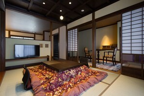 Tradisjonelt rom (Japanese-style with open air bath, B) | Oppholdsrom | TV