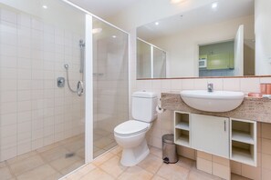 Suite Studio Ville | Salle de bain | Douche, sèche-cheveux, serviettes fournies