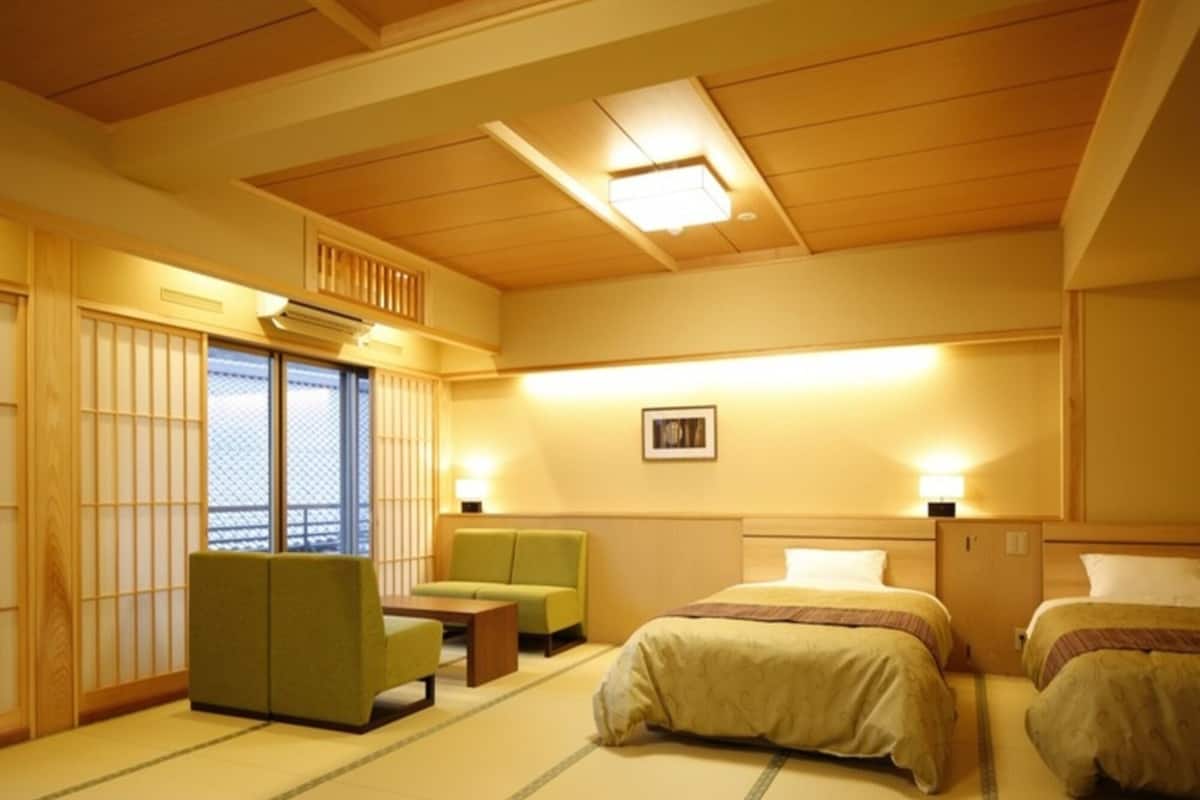 In-room safe, WiFi (free)