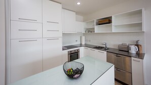 Apartment, 3 Bedrooms | Private kitchen | Full-size fridge, microwave, oven, stovetop - Modern Three Bedroom Apartment (Auckland)