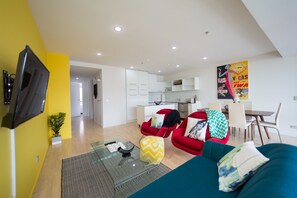 Apartamento, 3 quartos | Área de estar | TV de tela plana