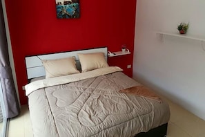 Deluxe Double Room | In-room safe, blackout drapes, free WiFi, bed sheets - Retox Bar Hotel and Restaurant (Pattaya)