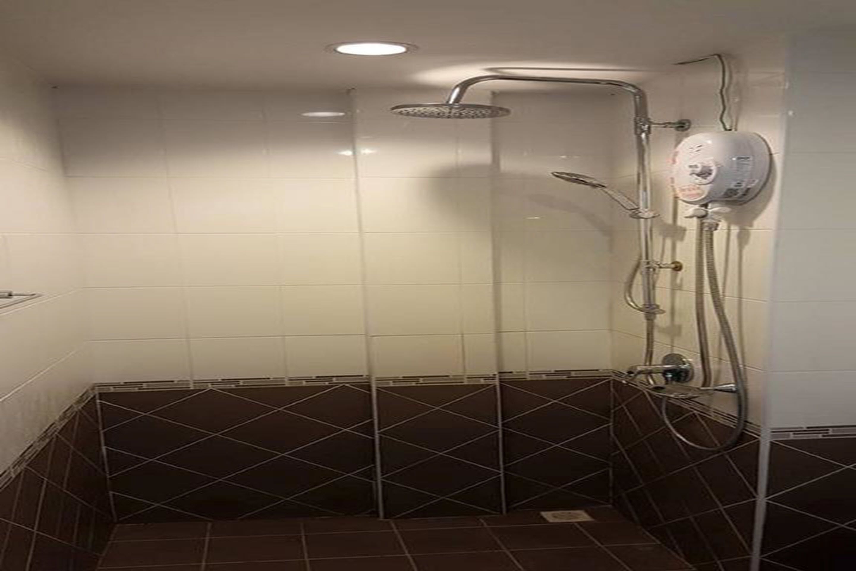 Deluxe Double Room | Bathroom shower