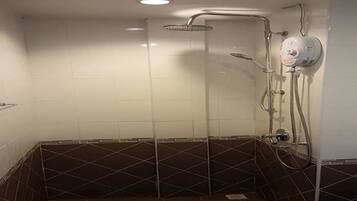 Deluxe Double Room | Bathroom shower