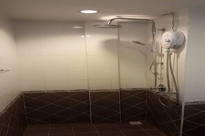 Deluxe Double Room | Bathroom shower - Retox Bar Hotel and Restaurant (Pattaya)