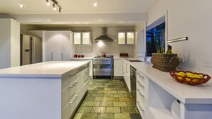 Villa Grand, 4 habitaciones, vistas al jardín, en la zona del jardín | Cocina privada | Frigorífico, microondas, horno y placa de cocina