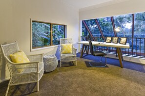 Luxury Birkenhead Villa by the Bay | Living area