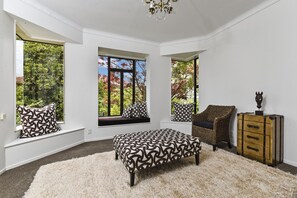 Villa majestueuse, 4 chambres, vue sur le jardin, cÎté jardin | Aire de séjour | Téléviseur à écran plat, foyer