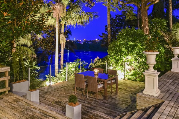 Villa Majestueuse, 4 chambres, vue jardin, côté jardin | Terrasse/Patio