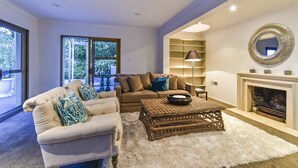 Villa Grand, 4 habitaciones, vistas al jardín, en la zona del jardín | Zona de estar | Una televisión de pantalla plana, una chimenea