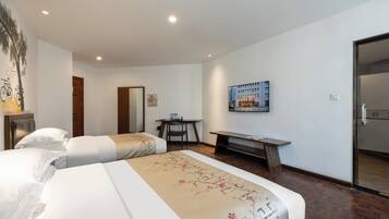 Escritorio, cortinas blackout y tabla de planchar con plancha