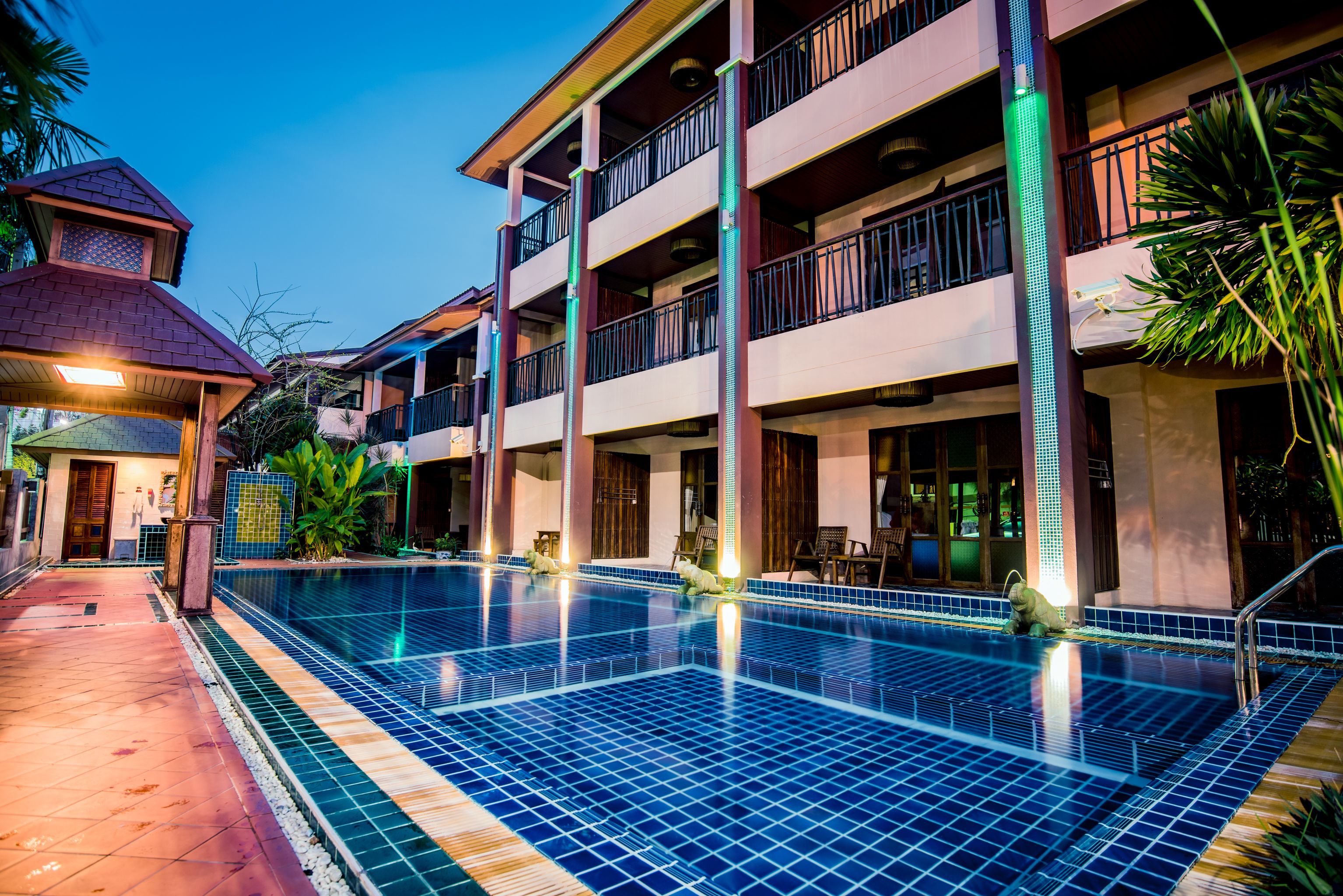 3 outdoor pools, open 8:00 am to 9:00 pm, pool umbrellas, pool loungers