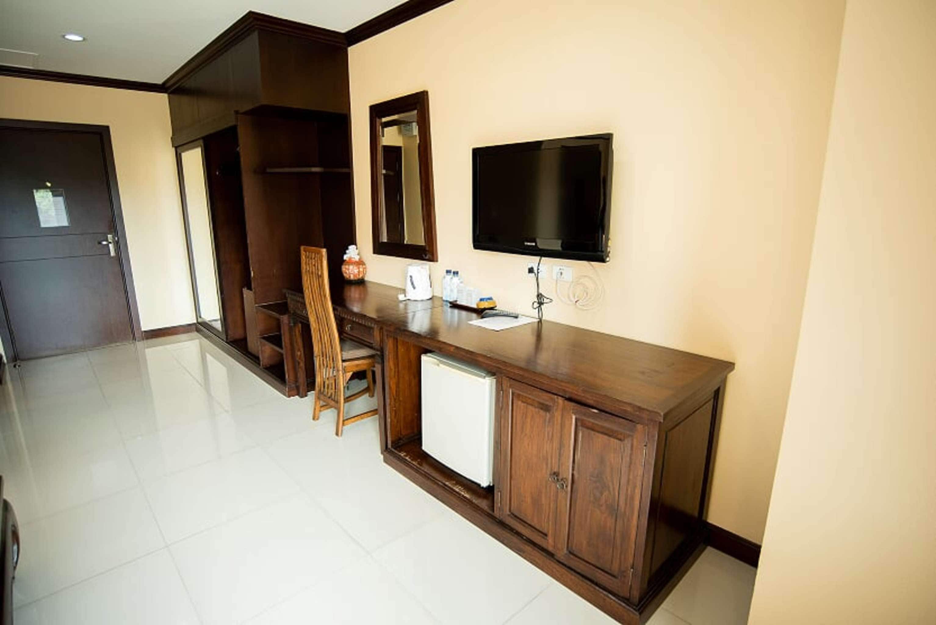 standard twin room (building b) | living area | 32-inch lcd tv with satellite channels, tv