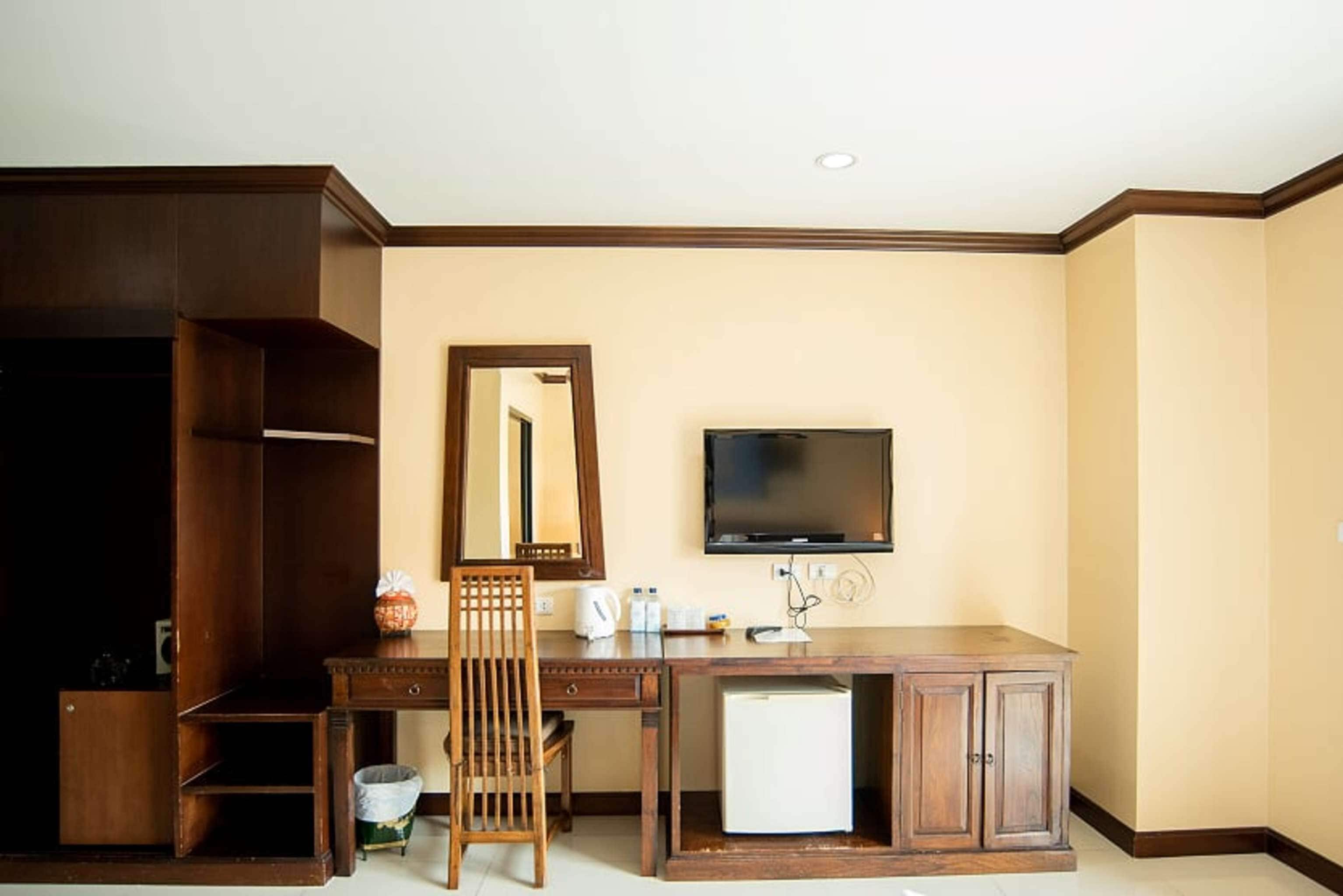 standard twin room (building b) | living area | 32-inch lcd tv with satellite channels, tv