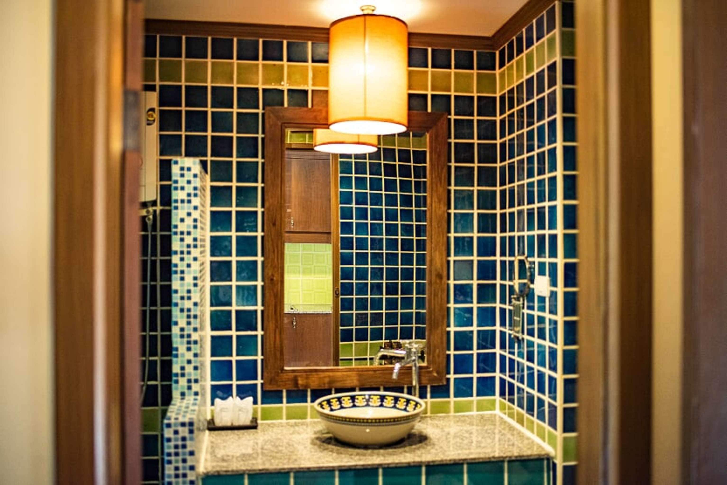 superior room (king) | bathroom | free toiletries, hair dryer, towels