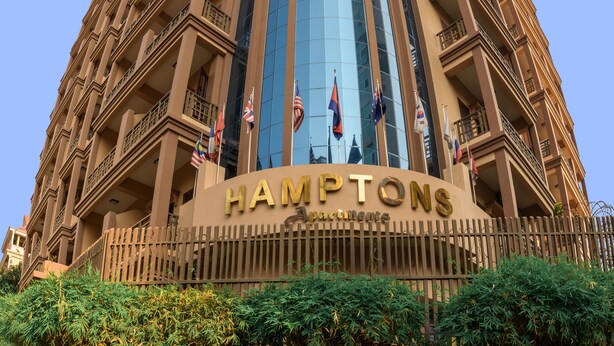Ein hohes Gebäude, dessen Name "HAMPTONS" groß am Fuße gut sichtbar ist.