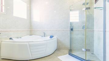 Business Apartment, 3 Bedrooms, City View | Bathroom