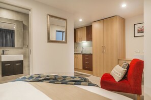 Estúdio | Roupas de cama premium, escrivaninha, ferros/tábuas de passar roupa