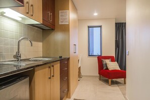 Studio | Private kitchenette | Fridge, microwave, stovetop, cookware/dishes/utensils