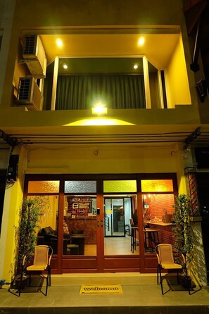 住宿正面 (夜晚)