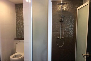 Deluxe King Room | Bathroom | Shower, rainfall showerhead, free toiletries, hair dryer - De Klang Vieng (Chiang Mai)