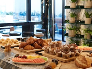 Frokostbuffé hver dag (mot et tillegg)