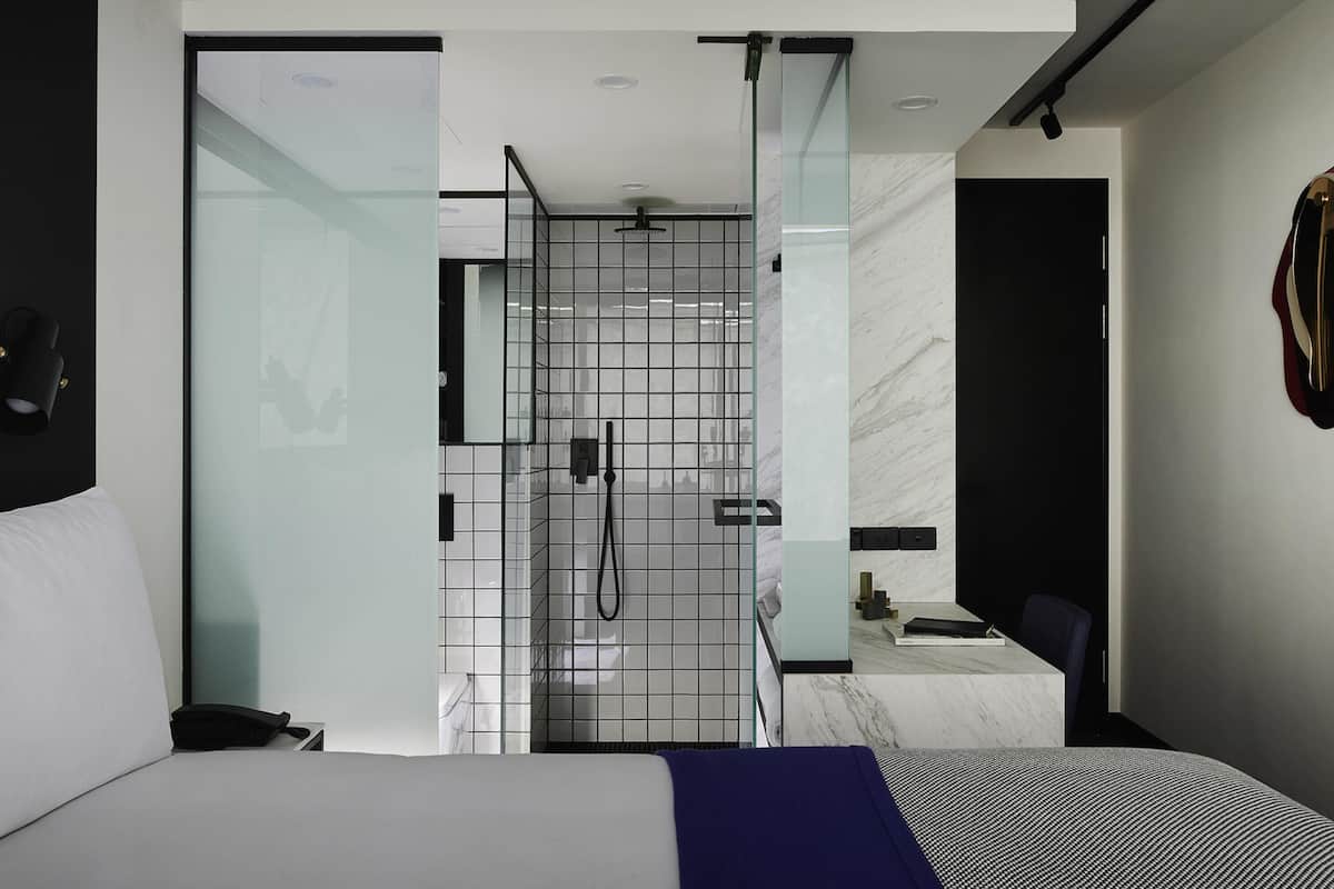 Standardværelse (TRIBE) | Pengeskab på værelset, skrivebord, lydisolering, strygejern/strygebræt