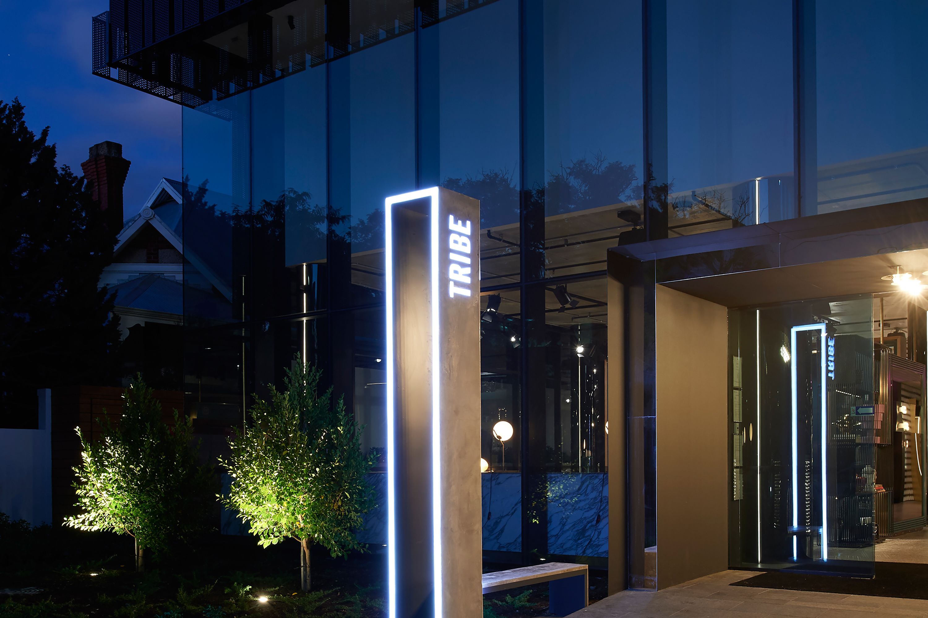 Bagian depan properti - sore/malam