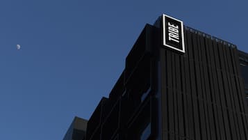 Un bâtiment moderne avec une grande enseigne « TRIBE » bien visible sur le côté.