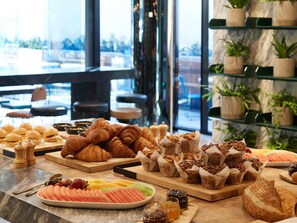 Petit déjeuner buffet servi tous les jours en supplément