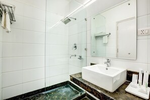 Habitació Deluxe | Bany | Dutxa, articles de tocador gratuïts, tovalloles i sabó 