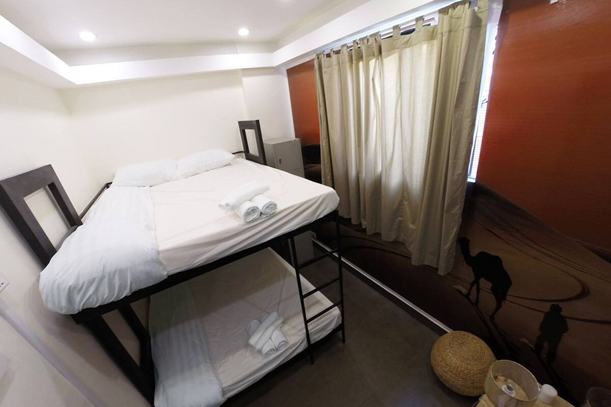 Habitación, dormitorio mixto (Double Bed in 2-Bed Room 1) | Caja fuerte, escritorio, wifi gratis