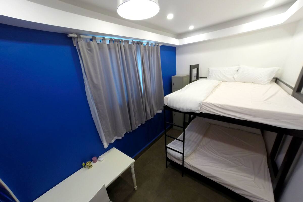 Habitación, dormitorio mixto (Double Bed in 2-Bed Room 3) | Caja fuerte, escritorio, wifi gratis