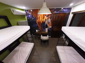 Zimmer, Nur Männer (Single Bed in 4-Bed Room 1) | Zimmersafe, Schreibtisch, kostenloses WLAN
