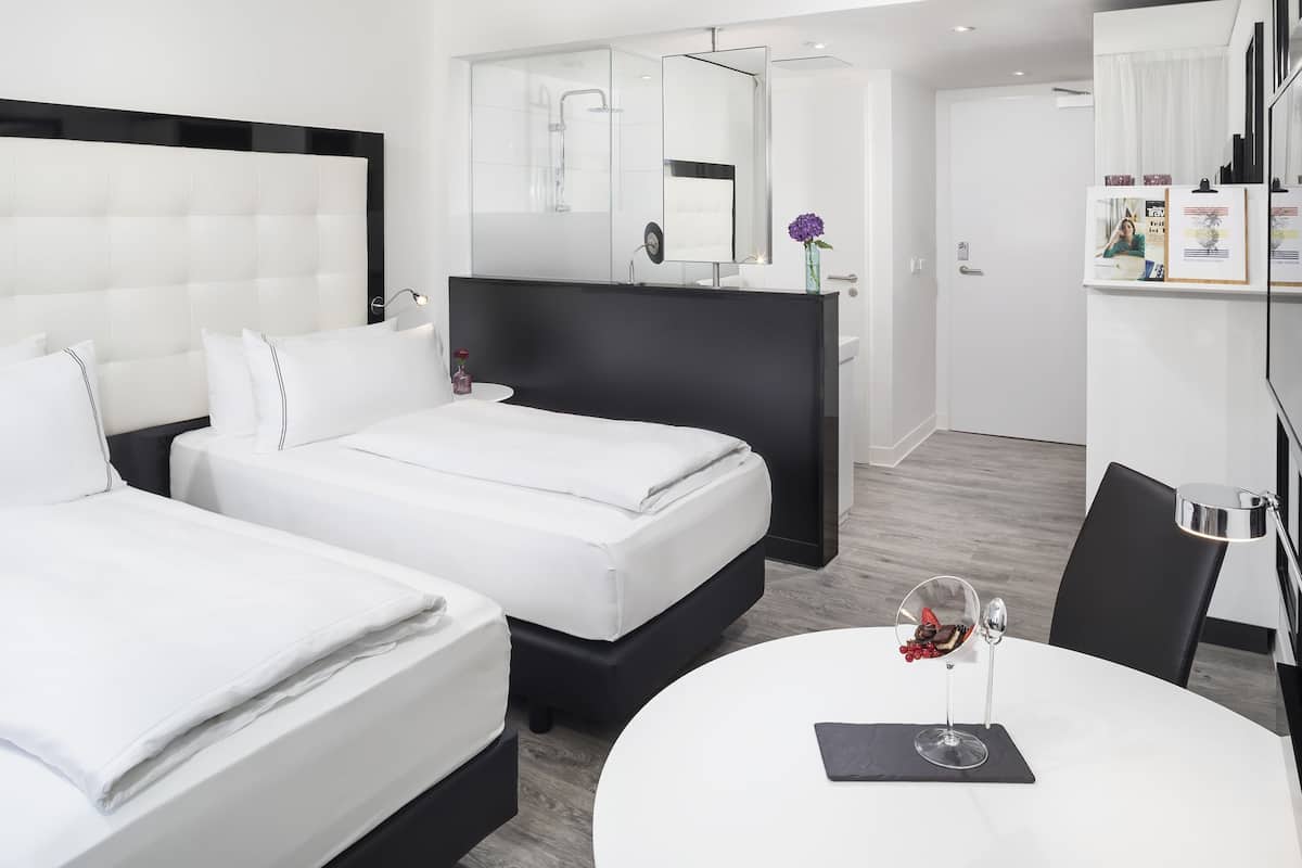 Minibar, värdeförvaringsskåp på rummet och skrivbord