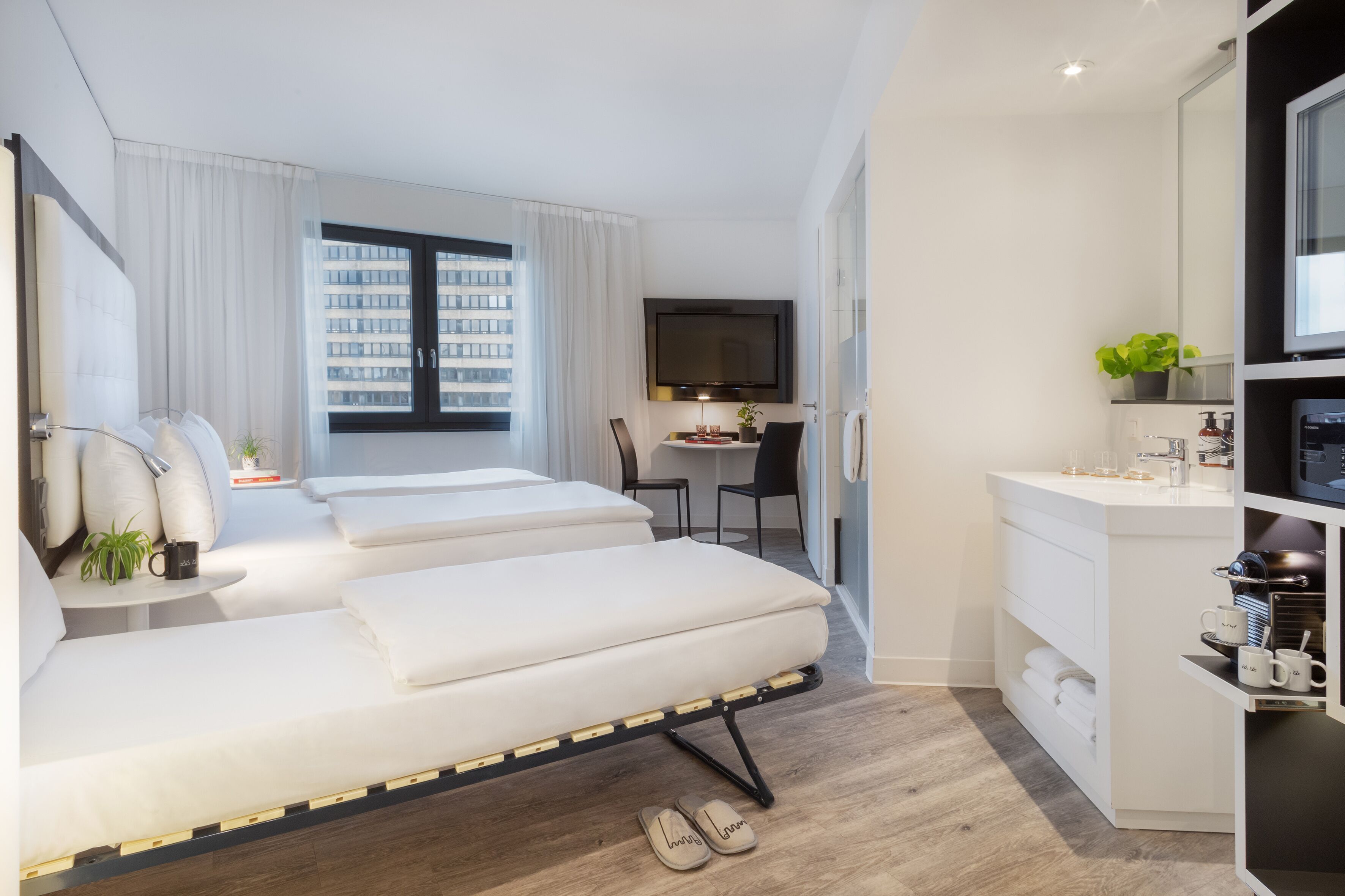 迷你吧、客房内保险箱、办公桌、遮光窗帘